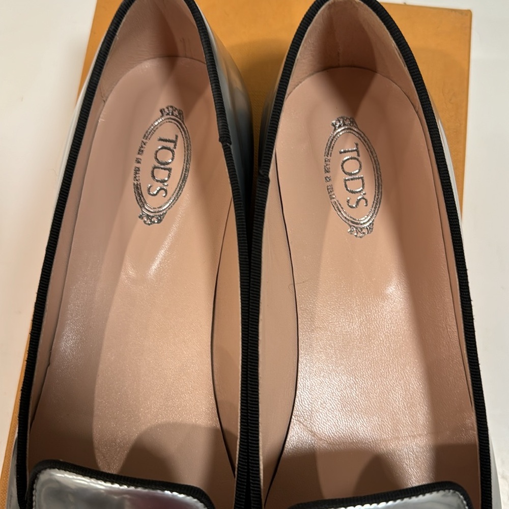 - Tod`s Silver Leather Loafers size 40, Like New, box and dust bag included - Picture 5 of 13